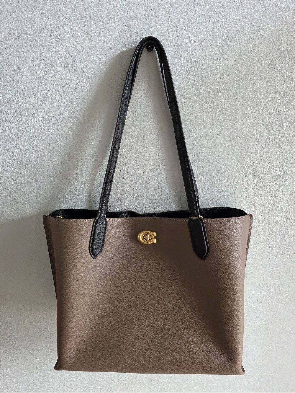 👜COACH Willow Tote Bag In Colorblock With Signature Canvas Interior
